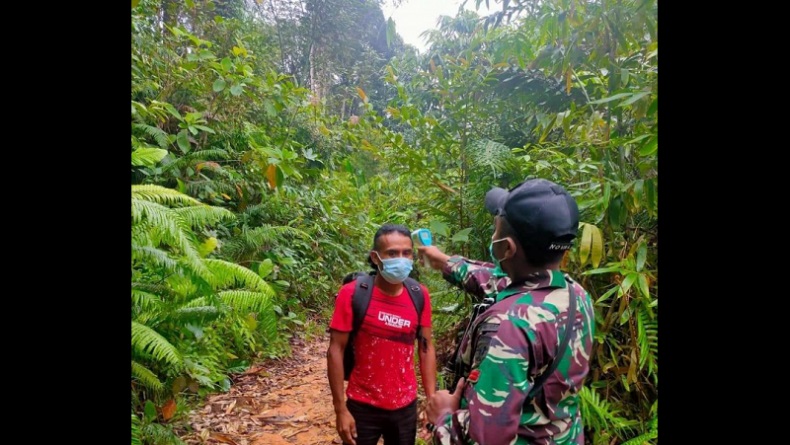 Duh, Ibu Gendong Bayi di Pontianak Nekat Lewati Jalur Tikus Perbatasan Malaysia