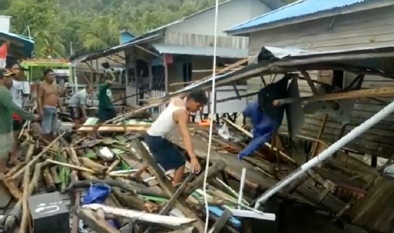 Cuaca Ekstrem Porak-porandakan Rumah Warga di Pulau Lemukutan