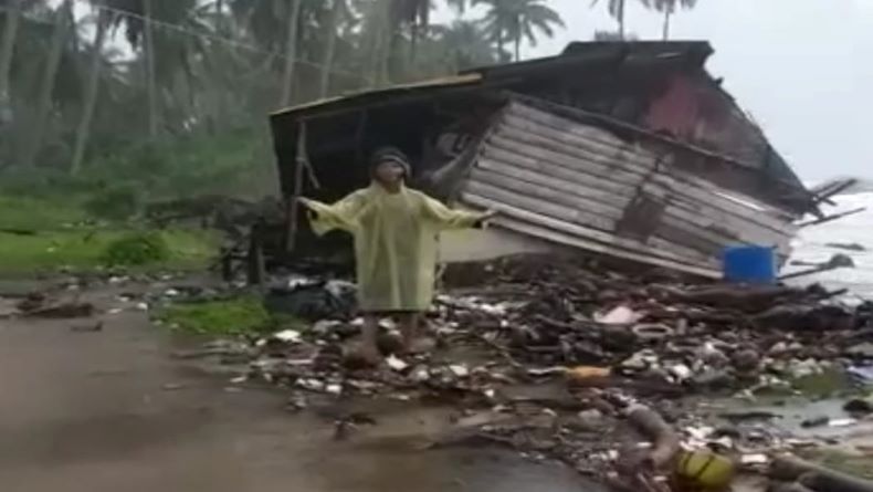 title Rumah Warga di Pesisir Pantai Bangka Barat Ambruk Diterjang Ombak Rumah Warga di Pesisir Pantai Bangka Barat Ambruk Diterjang Ombak