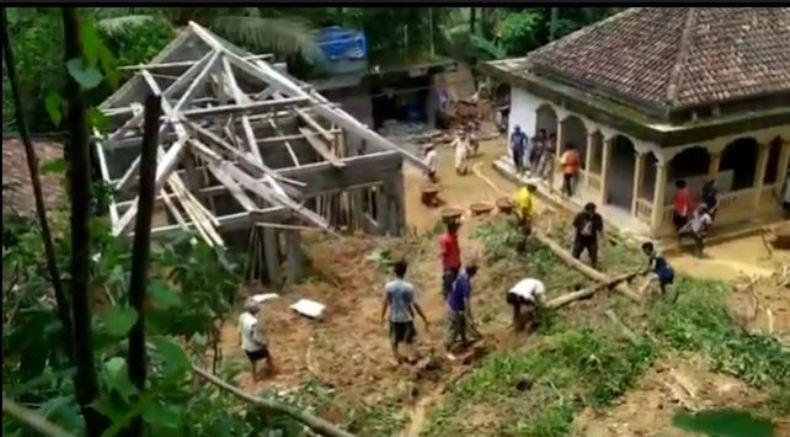 Tebing Longsor di Perbukitan Menoreh Purworejo Timpa Rumah dan Mushola 