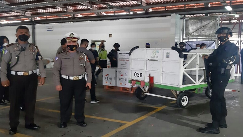 Polda Sulut Kawal dan Amankan Kedatangan 8.760 Dosis Vaksin Covid-19