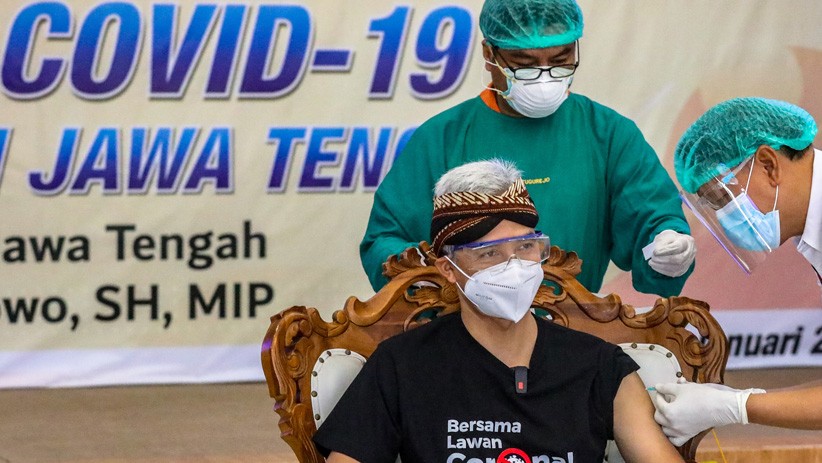 Ganjar Pranowo Disuntik Vaksin Covid-19, Pertama di Jawa Tengah - Bagian 2