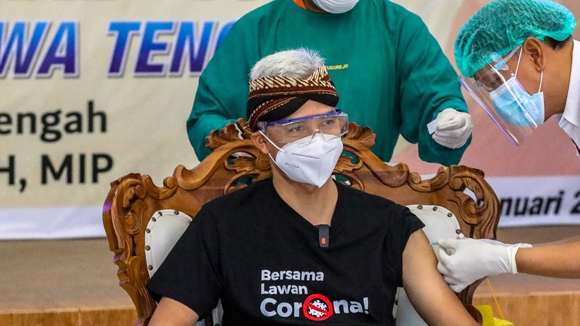 Ganjar Pranowo Disuntik Vaksin Covid-19, Pertama di Jawa Tengah - Bagian 1