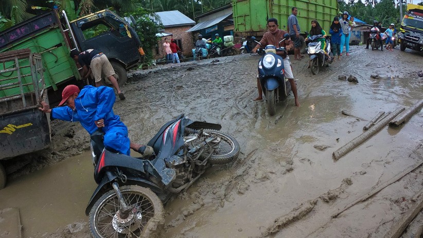 Jalan Lintas Jambi Rusak Parah, Motor Berjatuhan dan Truk Terperosok ke Lubang - Bagian 1