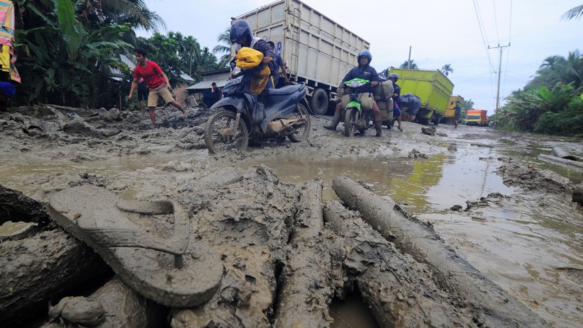 Jalan Lintas Jambi Rusak Parah, Motor Berjatuhan dan Truk Terperosok ke Lubang - Bagian 3