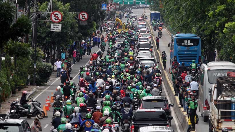 Masyarakat Turun ke Jalan Iringi Jenazah Syekh Ali Jaber Menuju Pemakaman - Bagian 5