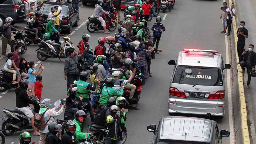 Masyarakat Turun ke Jalan Iringi Jenazah Syekh Ali Jaber Menuju Pemakaman - Bagian 4