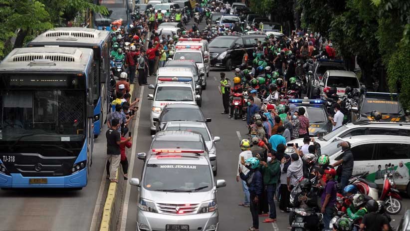 Masyarakat Turun ke Jalan Iringi Jenazah Syekh Ali Jaber Menuju Pemakaman - Bagian 2