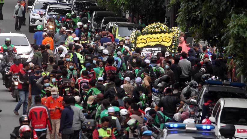 Masyarakat Turun ke Jalan Iringi Jenazah Syekh Ali Jaber Menuju Pemakaman - Bagian 3