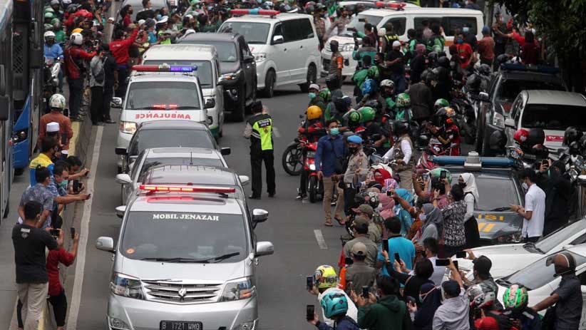 Masyarakat Turun ke Jalan Iringi Jenazah Syekh Ali Jaber Menuju Pemakaman - Bagian 1