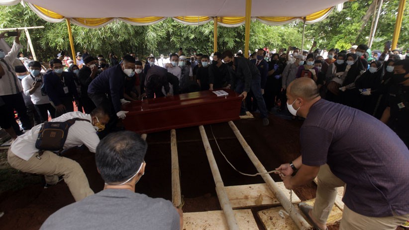 Suasana Haru Pemakaman Pramugara Sriwijaya Air SJ182 Okky Bisma di Condet - Bagian 3
