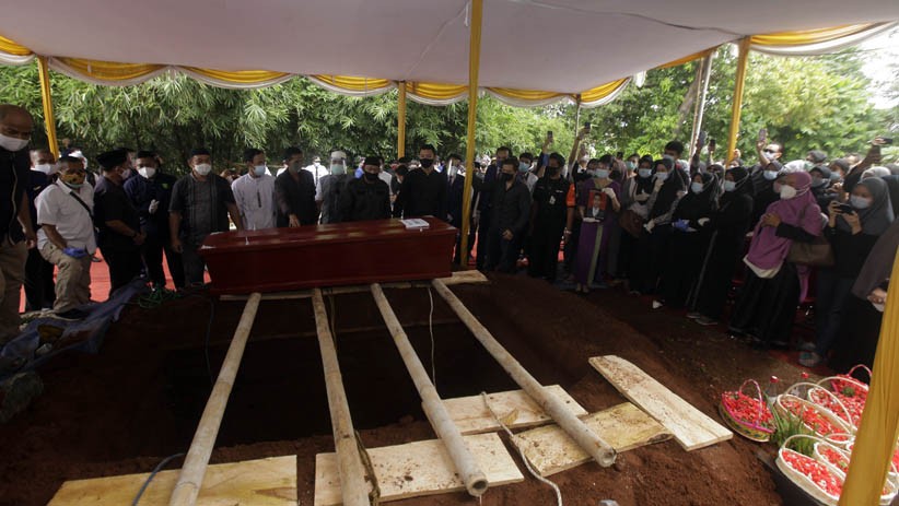 Suasana Haru Pemakaman Pramugara Sriwijaya Air SJ182 Okky Bisma di Condet - Bagian 4