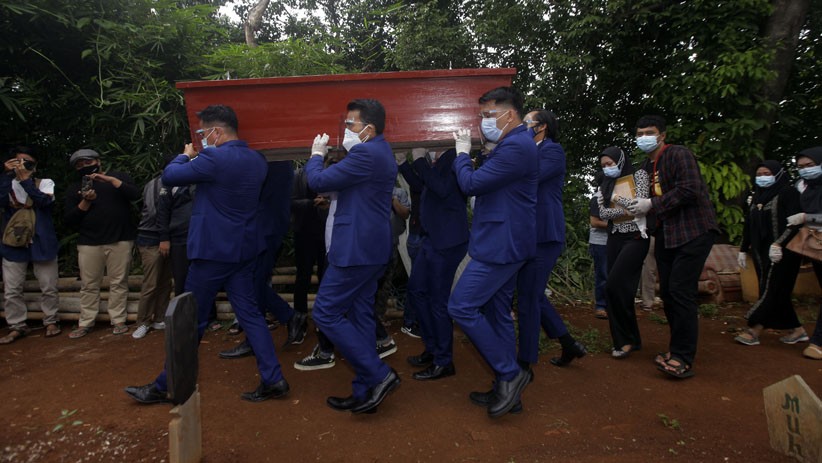 Para Pramugara Sriwijaya Air Angkat Peti Jenazah Okky Bisma Menuju Pemakaman - Bagian 1