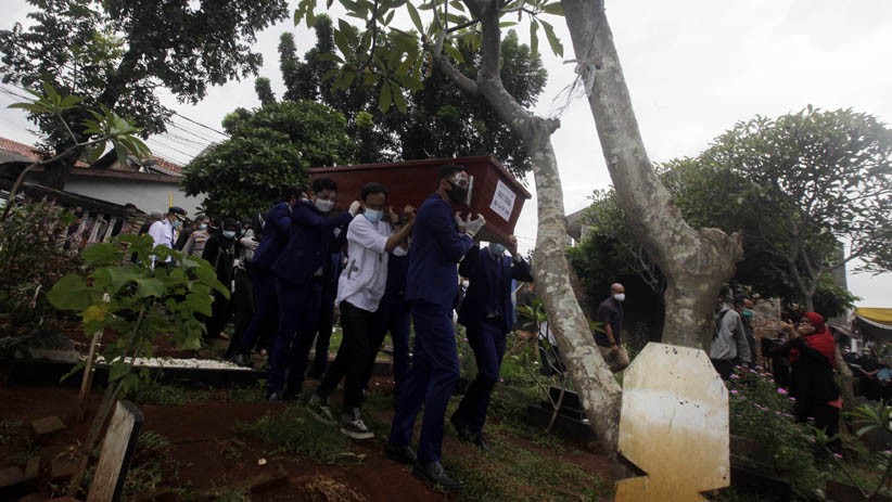 Para Pramugara Sriwijaya Air Angkat Peti Jenazah Okky Bisma Menuju Pemakaman - Bagian 2