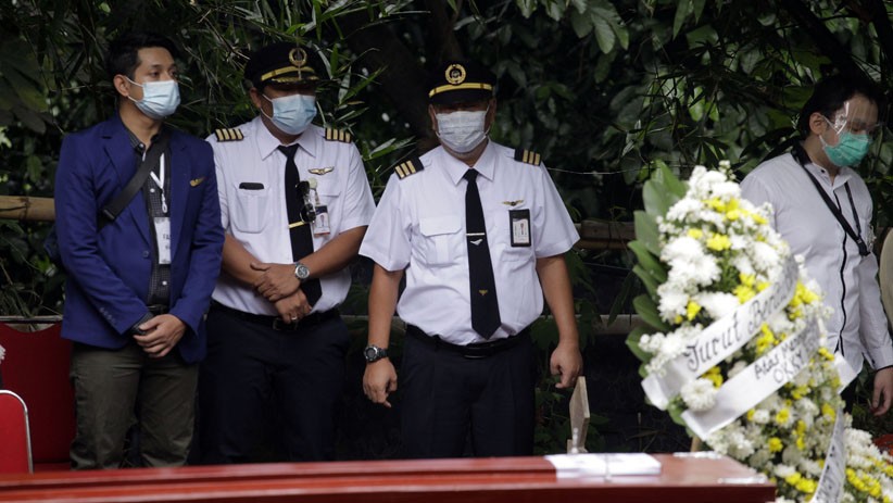 Para Pramugara Sriwijaya Air Angkat Peti Jenazah Okky Bisma Menuju Pemakaman - Bagian 3
