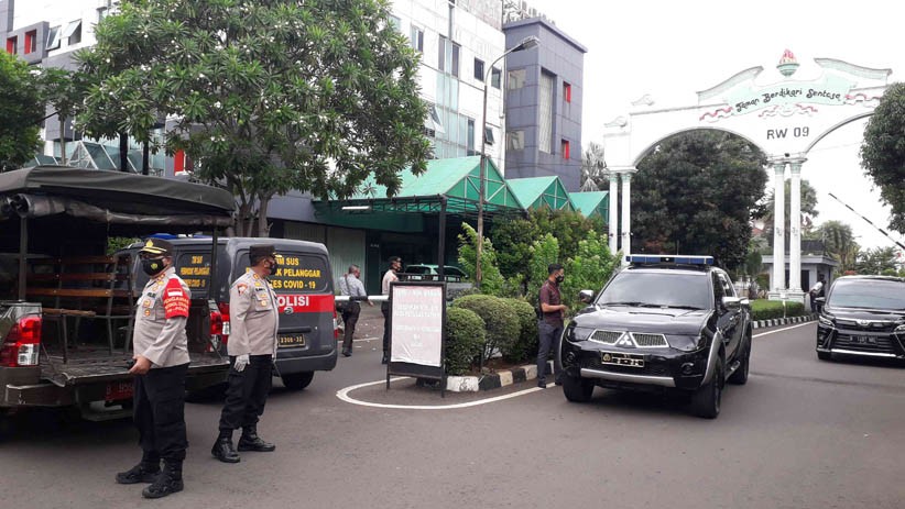 Akses Menuju Rumah Duka Syekh Ali Jaber Dijaga Ketat Polisi, Begini Suasananya - Bagian 2