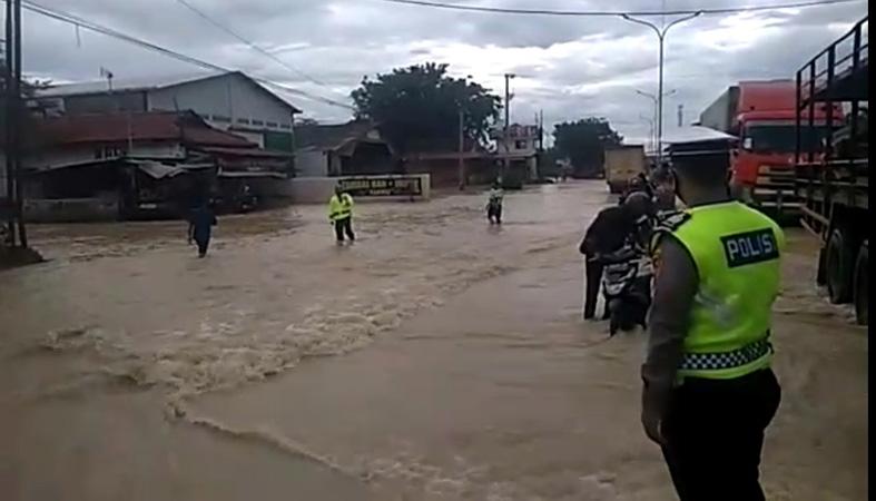 Sungai Rambut Meluap, Jalur Pantura Perbatasan Tegal-Pemalang Terendam Banjir