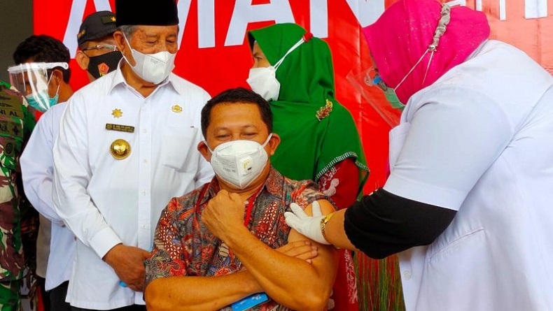 title Rektor Unkhair Ternate Jadi Orang Pertama Divaksin Covid-19 di Malut Rektor Unkhair Ternate Jadi Orang Pertama Divaksin Covid-19 di Malut