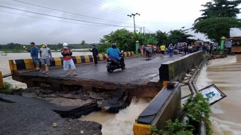 Banjir Kalsel, Jembatan Astambul-Mataraman Ambruk Putuskan Trans Kalimantan