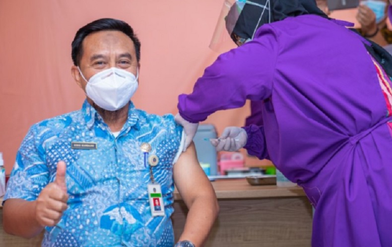 title Vaksin Covid-19 Perdana di Pontianak, Kepala Dinkes dan 85 Nakes Disuntik Vaksin Covid-19 Perdana di Pontianak, Kepala Dinkes dan 85 Nakes Disuntik