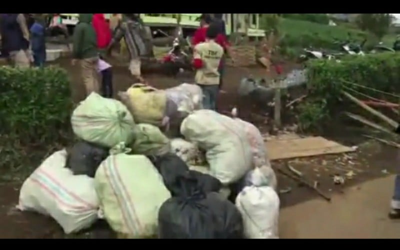 title Mendaki atau Nyampah? 6 Ton Sampah Terkumpul dari Jalur Pendakian Gunung Dempo  Mendaki atau Nyampah? 6 Ton Sampah Terkumpul dari Jalur Pendakian Gunung Dempo