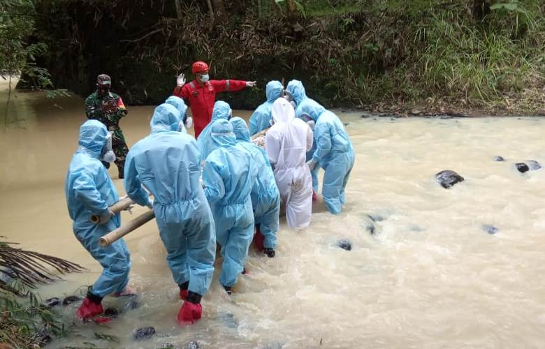 Video Viral, Pemakaman Pasien Covid-19 Seberangi Sungai dan Naiki Tebing Terjal