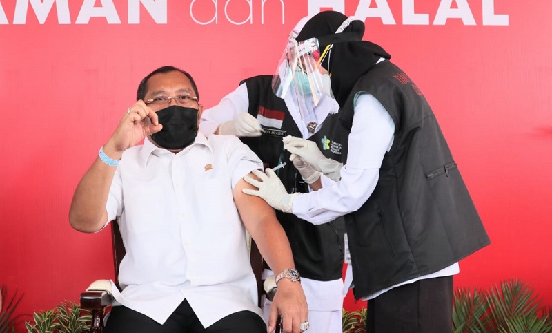 title Beda dengan Emil, Ini Reaksi Wakil Ketua DPRD Jatim Saat Disuntik Vaksin Covid-19 Beda dengan Emil, Ini Reaksi Wakil Ketua DPRD Jatim Saat Disuntik Vaksin Covid-19