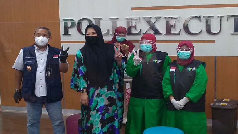 Vaksinasi Perdana di Kota Bandung, Risa Saraswati dan Ariel Noah Disuntik Vaksin Covid-19