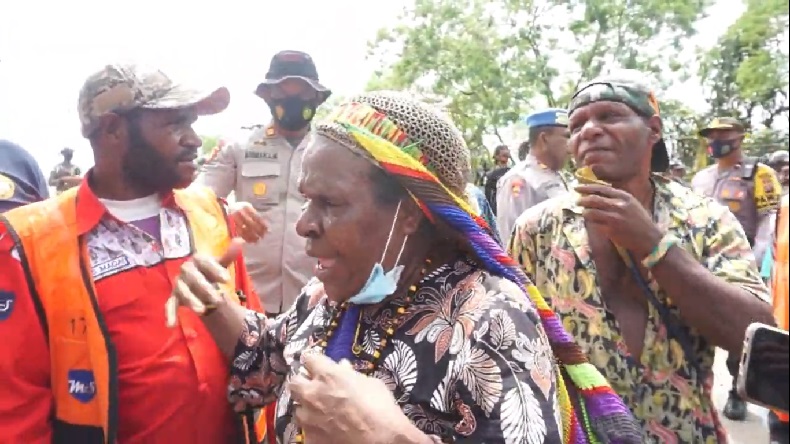 Minta Pulang ke Kampung Halaman, Pengungsi dari Tembagapura Demo Tutup Jalan