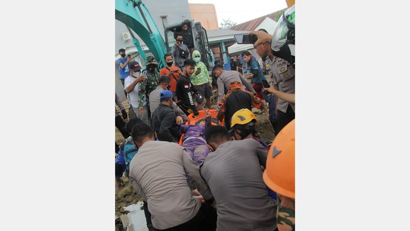 Detik-Detik Korban Gempa Mamuju Selamat Dievakuasi dari Reruntuhan Bangunan - Bagian 3