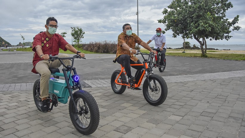 Gowes Sepeda Listrik Buatan Lokal, Sandiaga Uno Keliling Lokasi Wisata Mandalika - Bagian 2