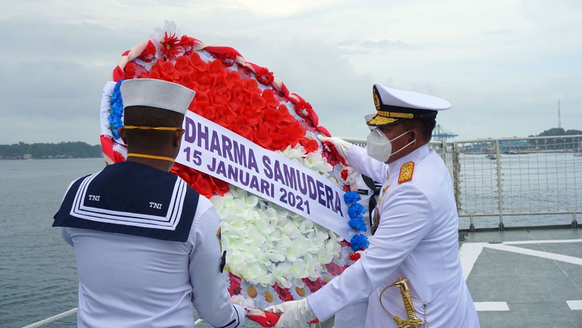 Kenang Pertempuran Heroik di Laut Arafura, TNI AL Tabur Bunga dari KRI Teluk Lada - Bagian 2