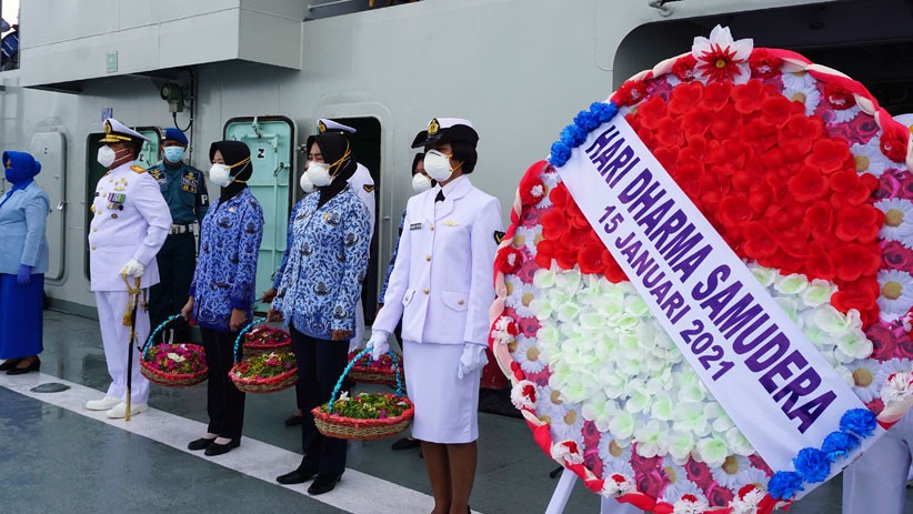 Kenang Pertempuran Heroik di Laut Arafura, TNI AL Tabur Bunga dari KRI Teluk Lada - Bagian 3