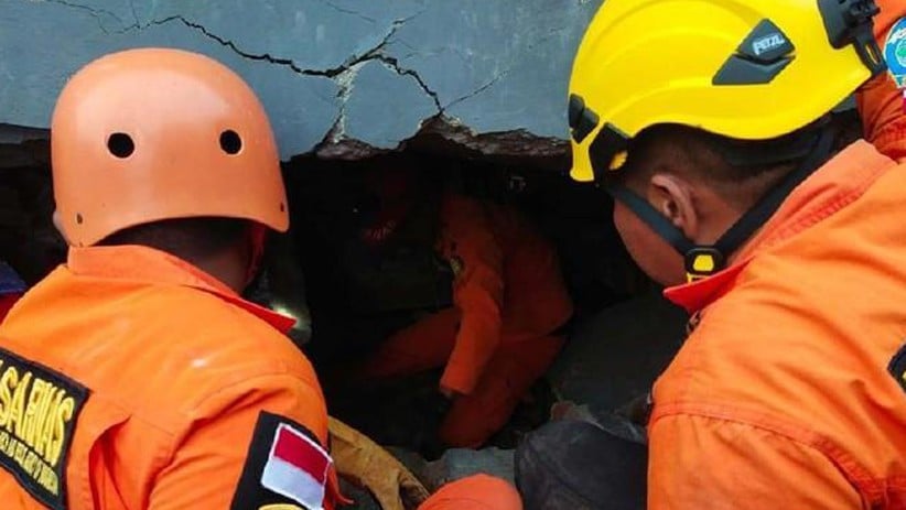 Perjuangan Basarnas Evakuasi Korban Gempa Majene Terjebak Reruntuhan Bangunan - Bagian 1