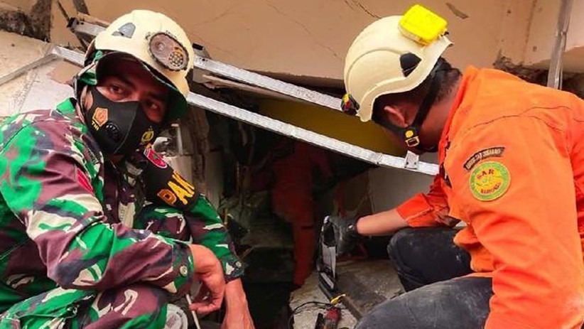 Perjuangan Basarnas Evakuasi Korban Gempa Majene Terjebak Reruntuhan Bangunan - Bagian 2