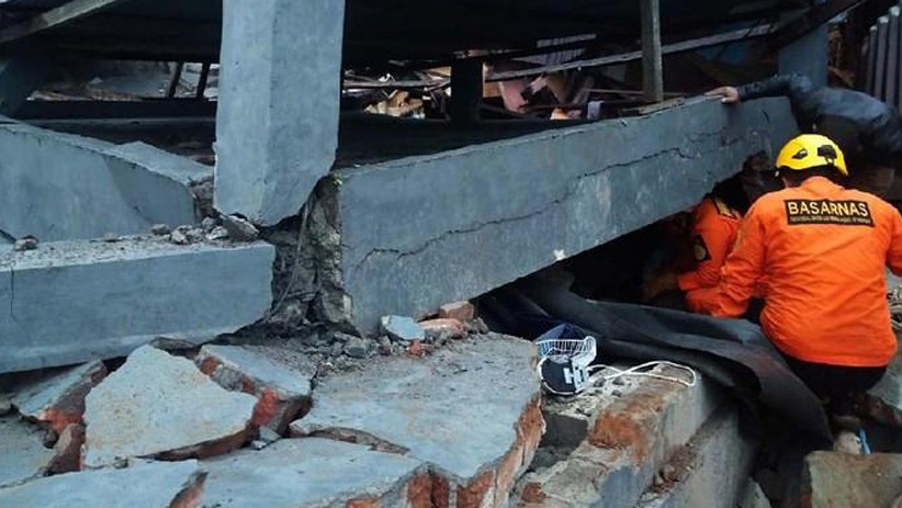 Perjuangan Basarnas Evakuasi Korban Gempa Majene Terjebak Reruntuhan Bangunan - Bagian 4