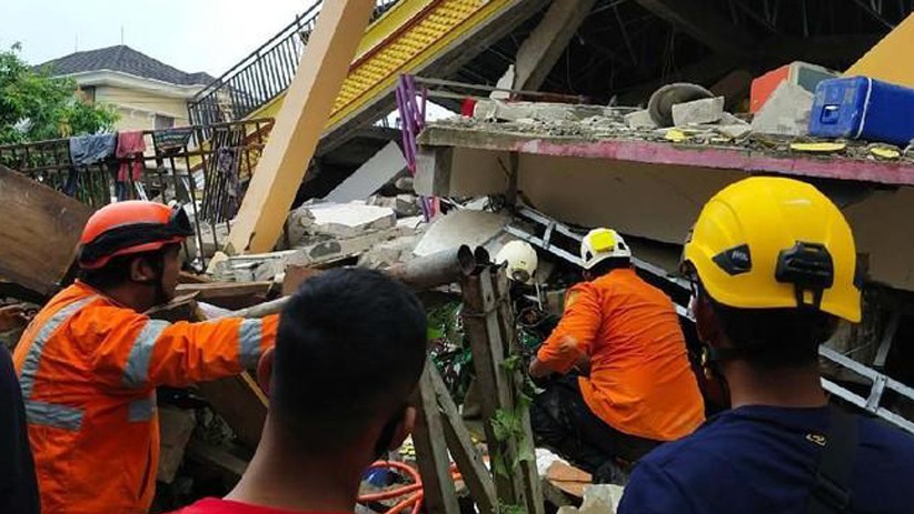Perjuangan Basarnas Evakuasi Korban Gempa Majene Terjebak Reruntuhan Bangunan - Bagian 3