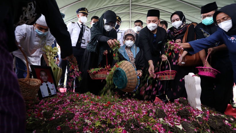 Isak Tangis Iringi Pemakaman Kopilot Nam Air Fadly Satrianto, Korban Sriwijaya Air  - Bagian 5