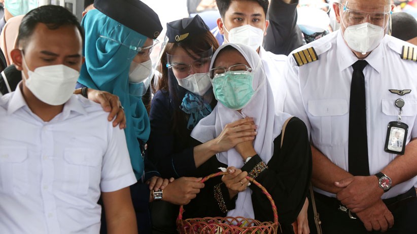 Isak Tangis Iringi Pemakaman Kopilot Nam Air Fadly Satrianto, Korban Sriwijaya Air  - Bagian 2