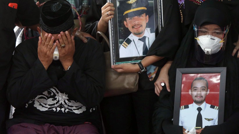 Isak Tangis Iringi Pemakaman Kopilot Nam Air Fadly Satrianto, Korban Sriwijaya Air  - Bagian 3