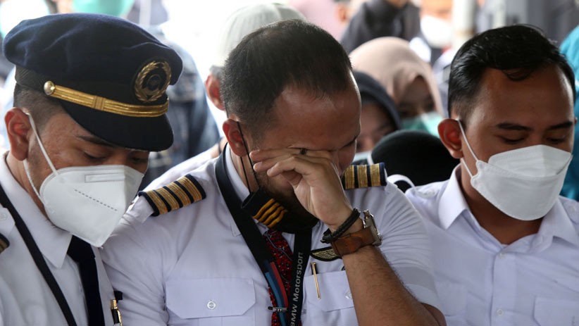 Isak Tangis Iringi Pemakaman Kopilot Nam Air Fadly Satrianto, Korban Sriwijaya Air  - Bagian 4