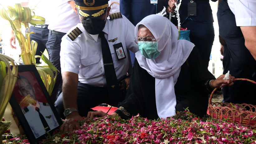 Isak Tangis Iringi Pemakaman Kopilot Nam Air Fadly Satrianto, Korban Sriwijaya Air  - Bagian 1