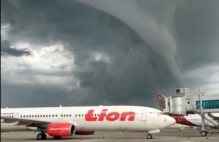 Viral, Awan Arcus Menggantung di Atas Bandara YIA