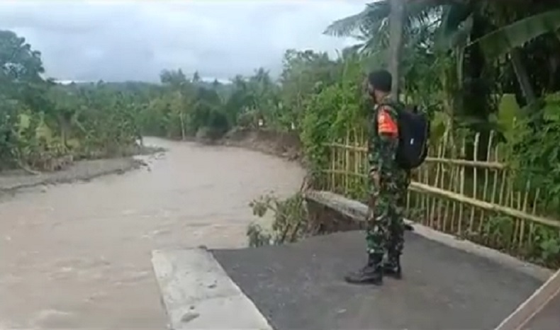 Banjir Bandang di Jembrana Hanyutkan Satu Rumah, Jalan 200 Meter Berubah Jadi Sungai