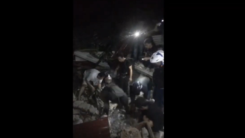 title Gempa M6,2 Majene, Sejumlah Warga Tertimbun Bangunan yang Ambruk Gempa M6,2 Majene, Sejumlah Warga Tertimbun Bangunan yang Ambruk
