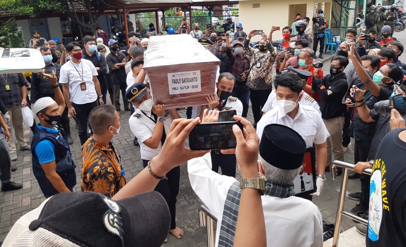 Tangis Pecah saat Jenazah Co-Pilot Korban Sriwijaya Air Fadly Satrianto Disalatkan