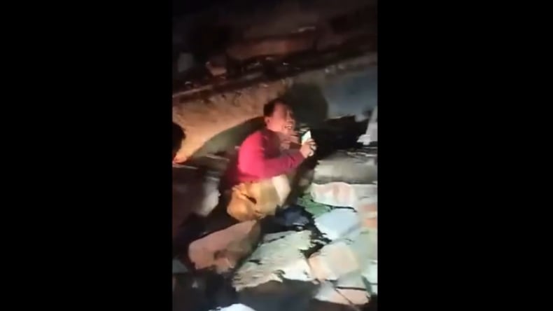 title Anaknya Tertimbun Runtuhan Akibat Gempa, Bapak di Mamuju Nangis Minta Tolong Anaknya Tertimbun Runtuhan Akibat Gempa, Bapak di Mamuju Nangis Minta Tolong