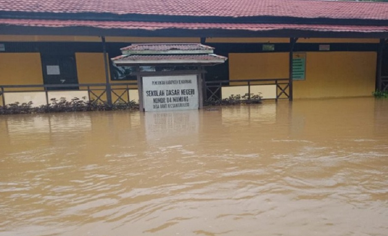 title Banjir Merendam Sekolah di Bengkayang, Komputer dan Buku Pelajaran Rusak Banjir Merendam Sekolah di Bengkayang, Komputer dan Buku Pelajaran Rusak