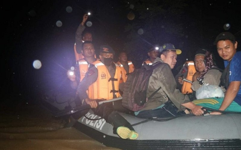 Debit Air Meningkat, Evakuasi Korban Banjir di Kalsel hingga Malam Hari