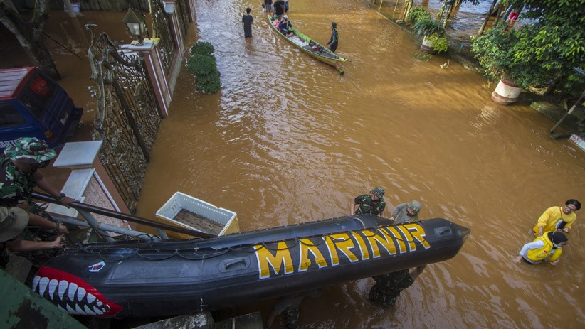 Misi Kemanusiaan, Marinir Diterjunkan Bantu Evakuasi Korban Banjir Kalsel - Bagian 3